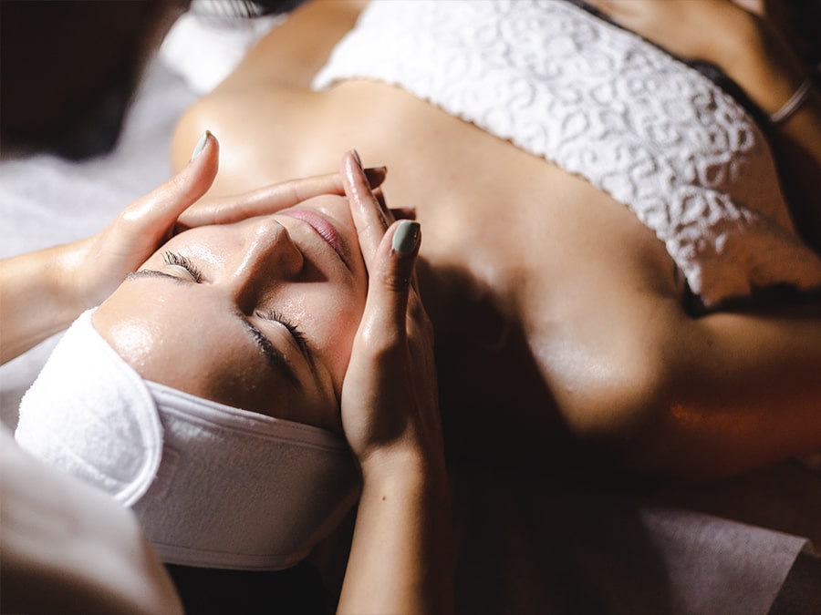 EMMedecineEsthetique_SoinsVisagePersonnalisesFINAL-min